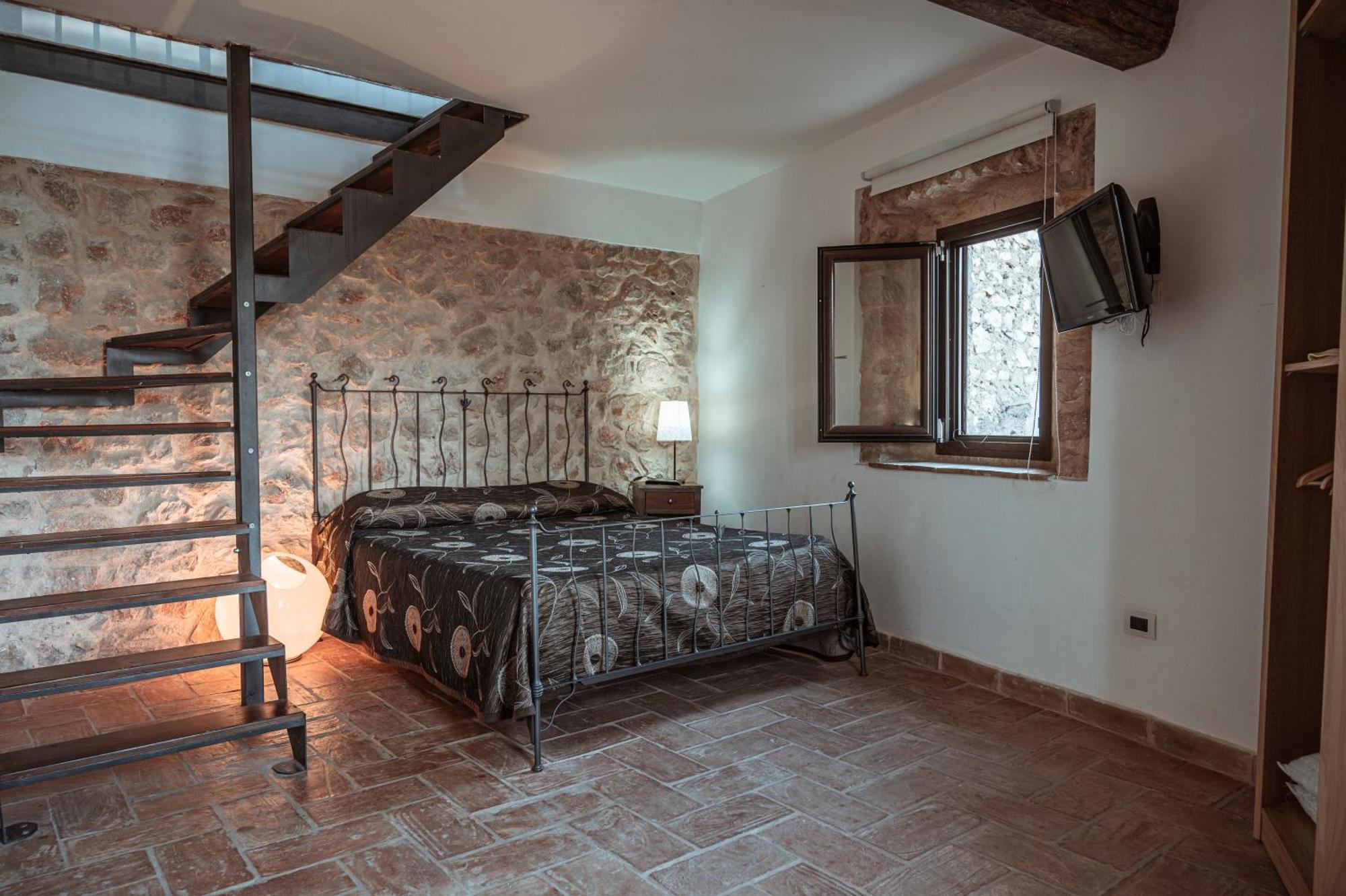 Locanda Persei Bed & Breakfast Prossedi Luaran gambar